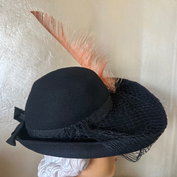 CAPTIVATING 1940s\' BLACK FELT FEDORA + UPTURNED BRIM + SALMON COLORED FEATHERS main image 7